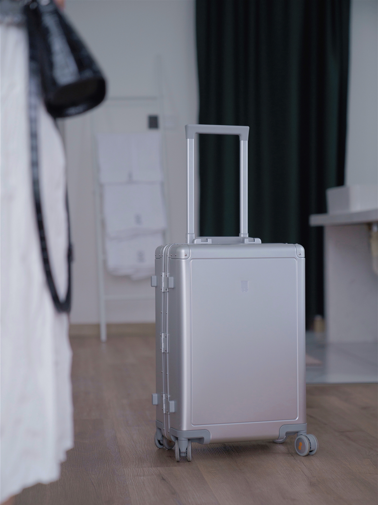 Nice-looking suitcase that is a must for short-distance trips - RedTom ...