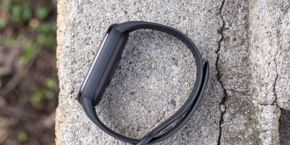 xiaomi-mi-band-6-review-strap-on-cement-1200x675