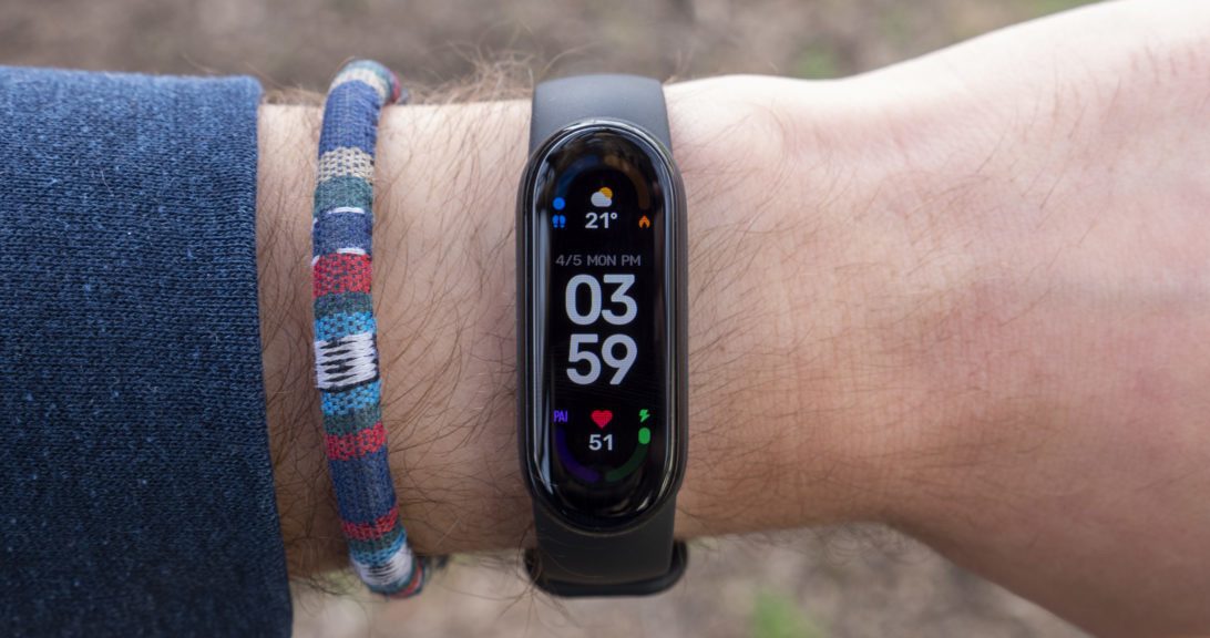 xiaomi-mi-band-6-review-watch-face-display-on-wrist-2-1200x675