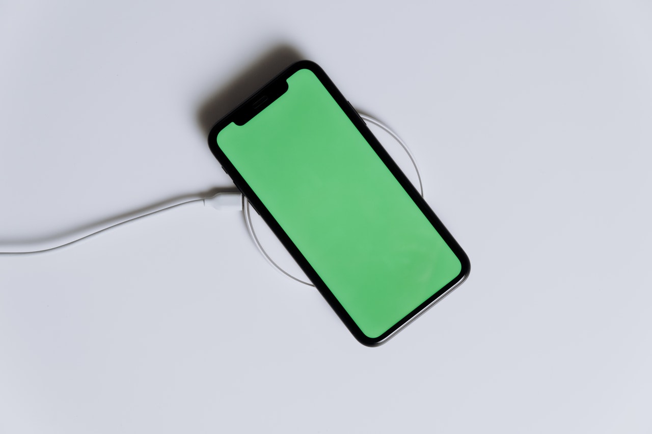 afraid-of-the-iphone-green-screen-of-death-major-causes-and-5-ways-to-save-your-apple-device